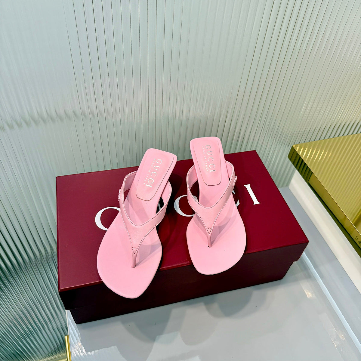 GG Vittoria Thong Sandals Light Pink Leather 714888